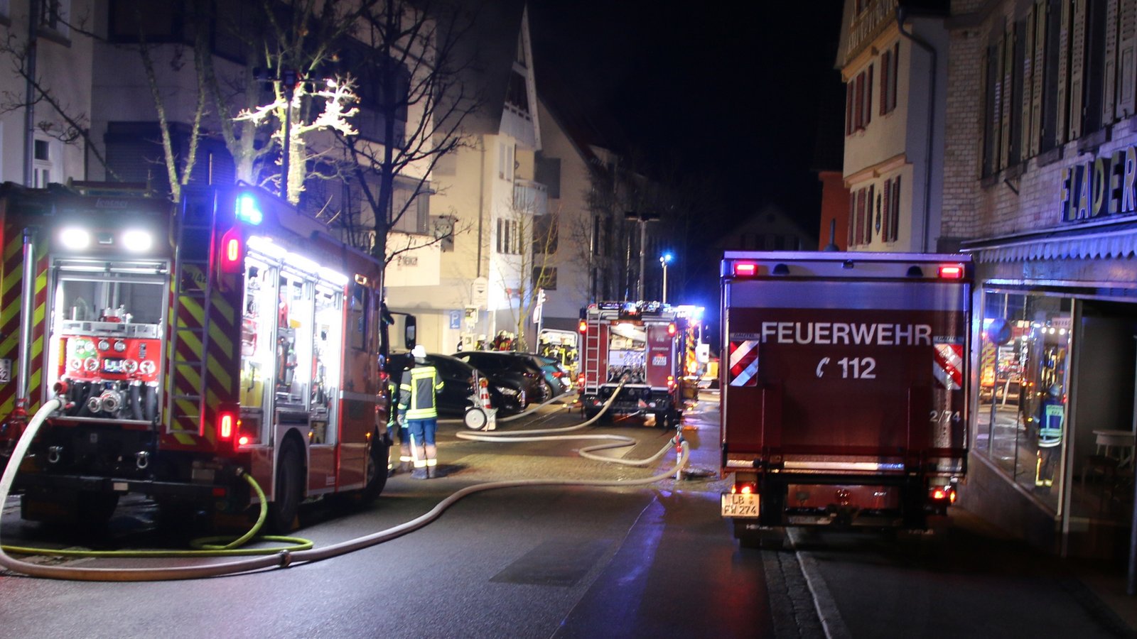 Die Feuerwehren nahezu aller Vaihinger Abteilungen sowie aus Mühlacker sind im Einsatz, daneben Rettungskräfte, Polizei und Ordnungsamt. Fotos: Mross