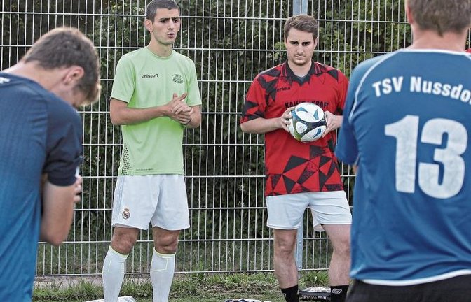 Sinan Yilmaz und Johannes Wizemann (von links) schwören die Truppe ein. Foto: Küppers
