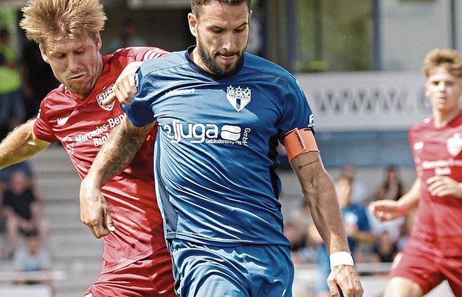 Torjäger, Kapitän, Identifikationsfigur und Sportlicher Leiter in Personalunion: Marco Grüttner (vorne) wechselte vom Zweitligisten SSV Jahn Regensburg zum SGV Freiberg. Foto: Baumann