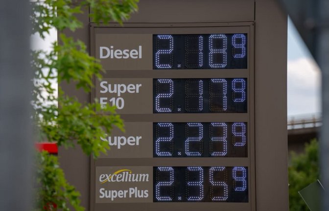 Die Zwei vor dem Komma: Im deutschlandweiten Durchschnitt müssen Autofahrer an den Tankstellen deutlich mehr als zwei Euro für einen Liter Diesel oder Benzin zahlen.<span class='image-autor'>Harald Tittel/dpa</span>