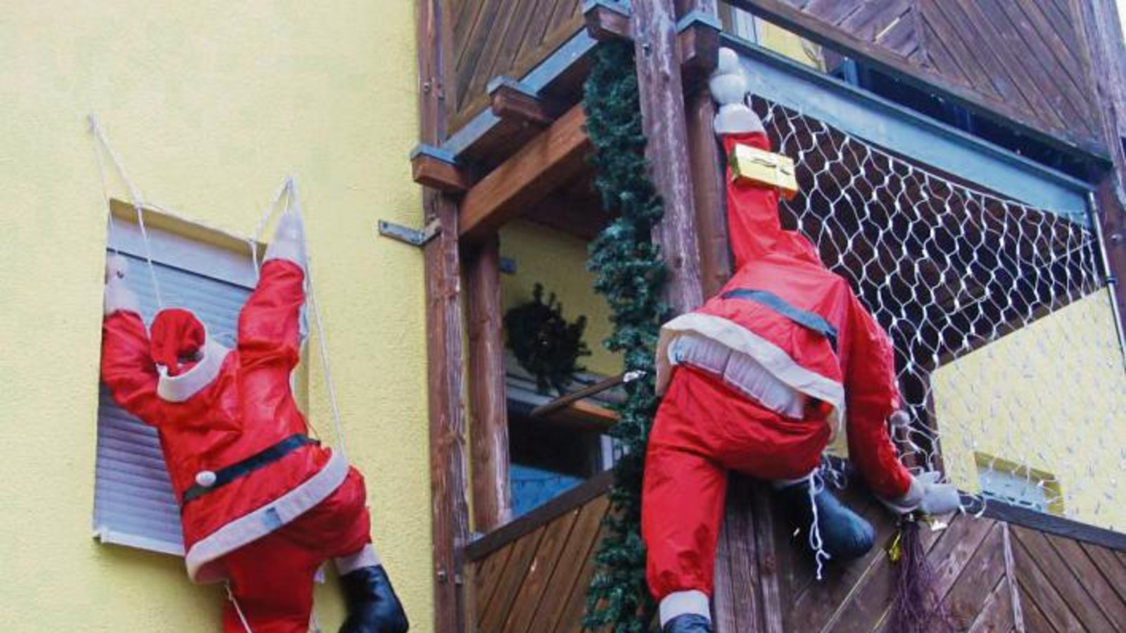 In Ensingen sind gleich zwei Weihnachtsmänner unterwegs, um die Geschenke rechtzeitig in die Wohnungen und Häuser zu bringen. Foto: Rostek In Ensingen sind gleich zwei Weihnachtsmänner unterwegs, um die Geschenke rechtzeitig in die Wohnungen und Häuser zu bringen. Foto: Rostek