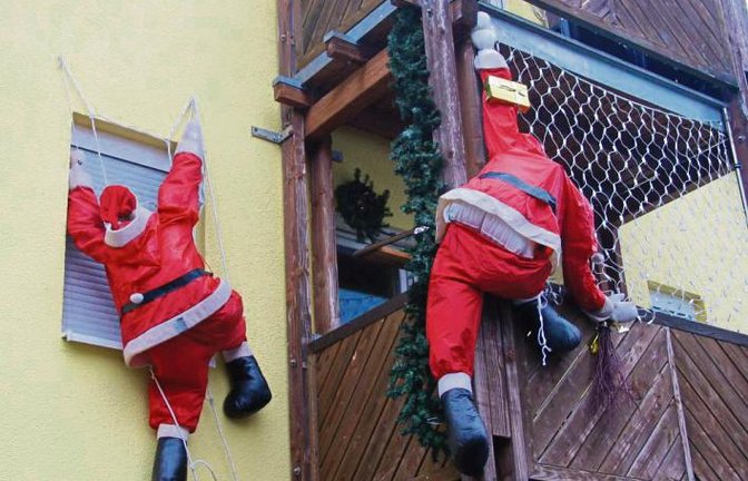 In Ensingen sind gleich zwei Weihnachtsmänner unterwegs, um die Geschenke rechtzeitig in die Wohnungen und Häuser zu bringen. Foto: Rostek