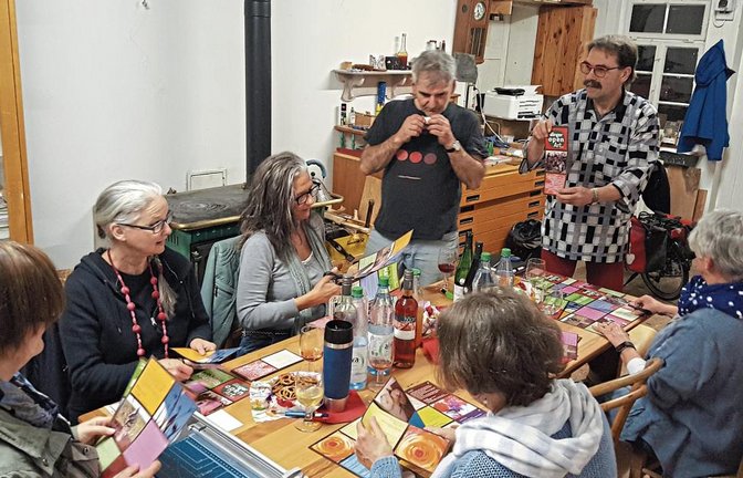 Die Künstler bei einer Besprechung im Vorfeld bei Roland Palesch.  Foto: p