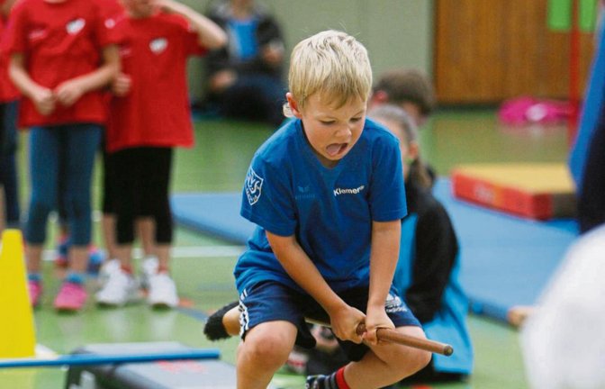 Klemens vom TV Sersheim fliegt auf seinem Besen durch den Parcours. Das Motto des Gaukinderturnfests lautete „Im Zauberwald – kleine Hexen und Zauberer“ und war bei fast allen Stationen zu finden. Fotos: Gorr