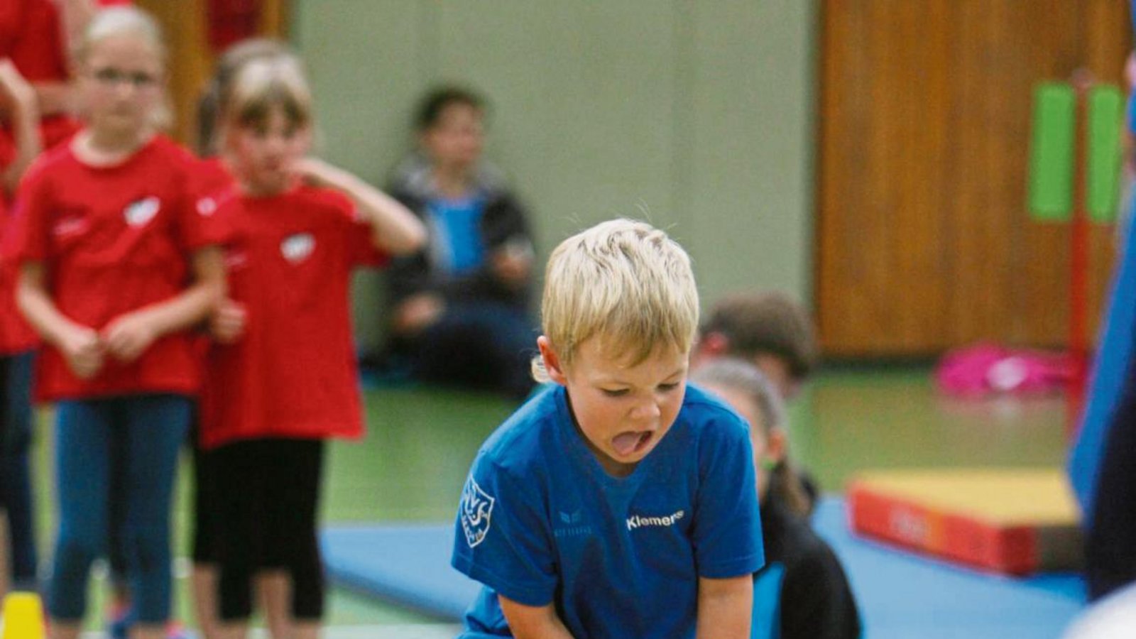 Klemens vom TV Sersheim fliegt auf seinem Besen durch den Parcours. Das Motto des Gaukinderturnfests lautete „Im Zauberwald – kleine Hexen und Zauberer“ und war bei fast allen Stationen zu finden. Fotos: Gorr Klemens vom TV Sersheim fliegt auf seinem Besen durch den Parcours. Das Motto des Gaukinderturnfests lautete „Im Zauberwald – kleine Hexen und Zauberer“ und war bei fast allen Stationen zu finden. Fotos: Gorr