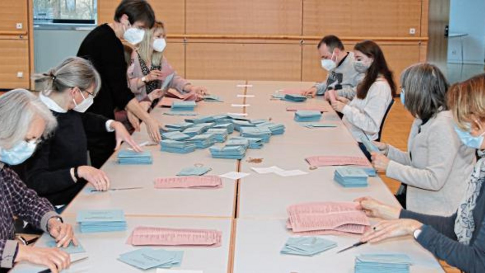 Neun Wahlhelfer pro Team zählen aus, in den Wahllokalen vor Ort sind es sechs. Allen Wahlhelfern wurde am Samstag ein Corona-Schnelltest angeboten. „Alle waren negativ“, meldete gestern Abend Oberbürgermeister Gerd Maisch. Neun Wahlhelfer pro Team zählen aus, in den Wahllokalen vor Ort sind es sechs. Allen Wahlhelfern wurde am Samstag ein Corona-Schnelltest angeboten. „Alle waren negativ“, meldete gestern Abend Oberbürgermeister Gerd Maisch.