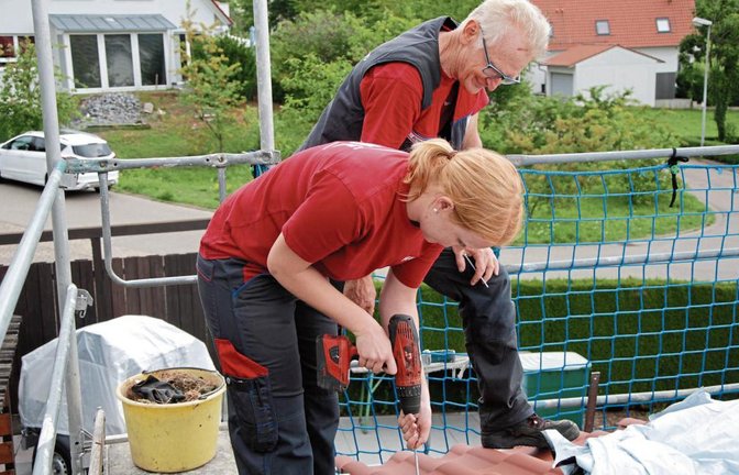 Hartmut Berner erklärt seiner Auszubildenden Julia Petz, wie sie die Schraube am besten befestigt. Foto: Schweikert