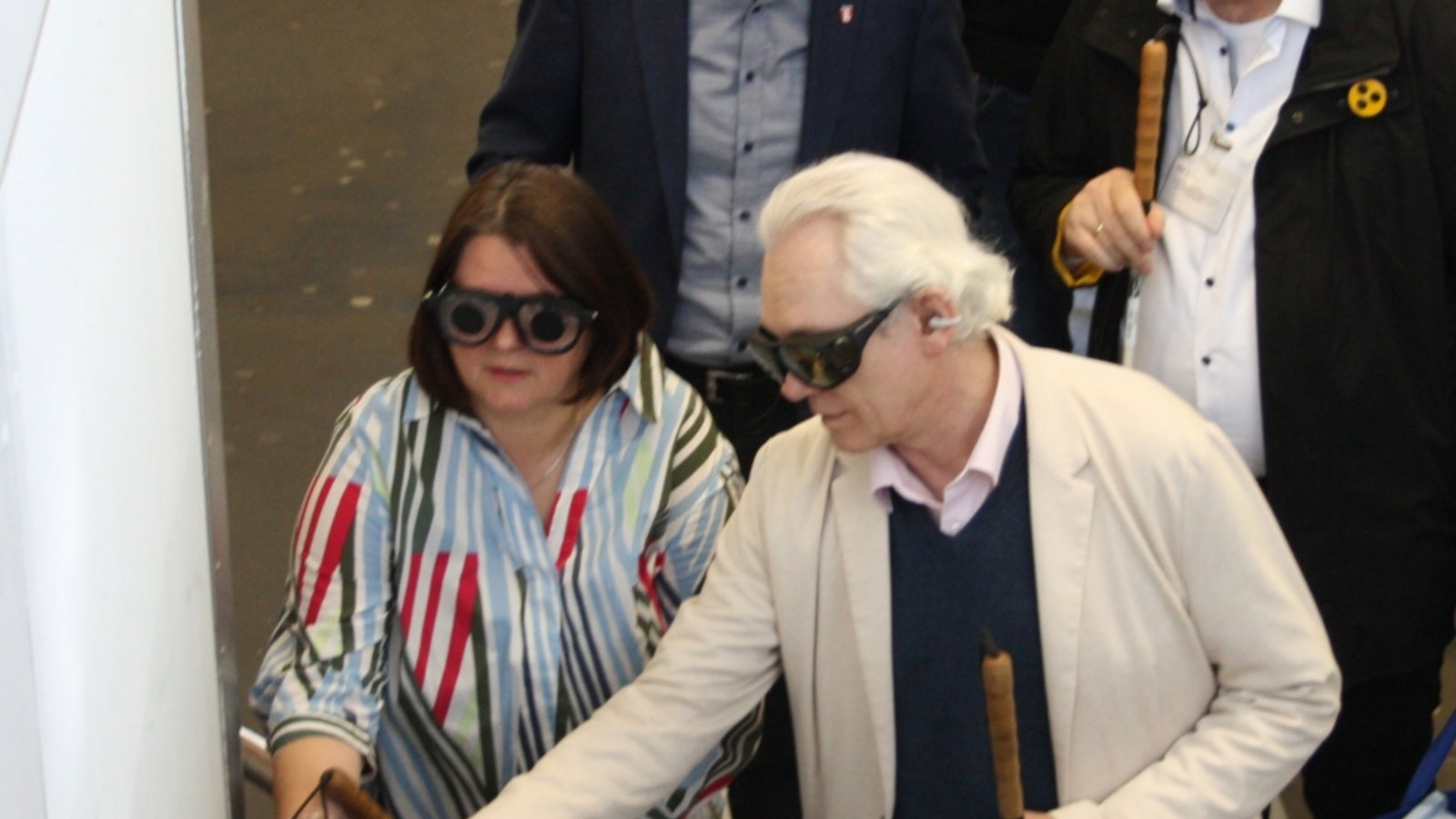 Am Handlauf sind in erhabenen Lettern die Gleisnummern angebracht.