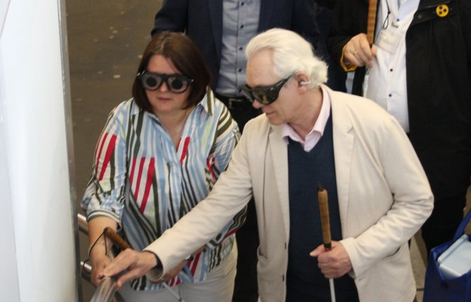 Am Handlauf sind in erhabenen Lettern die Gleisnummern angebracht.