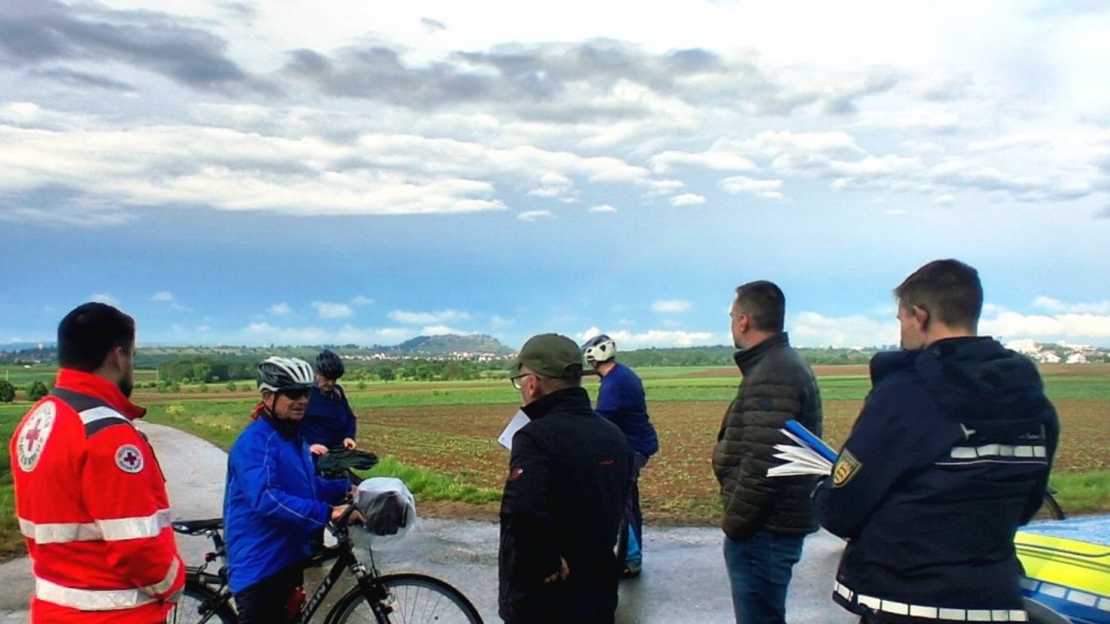 Radtour mit Aussicht: Organisatoren und Einsatzkräfte fahren die Tour ab – und genießen dabei auch die Landschaft. Im Hintergrund thront der Hohenasperg. Fotos: Kauer