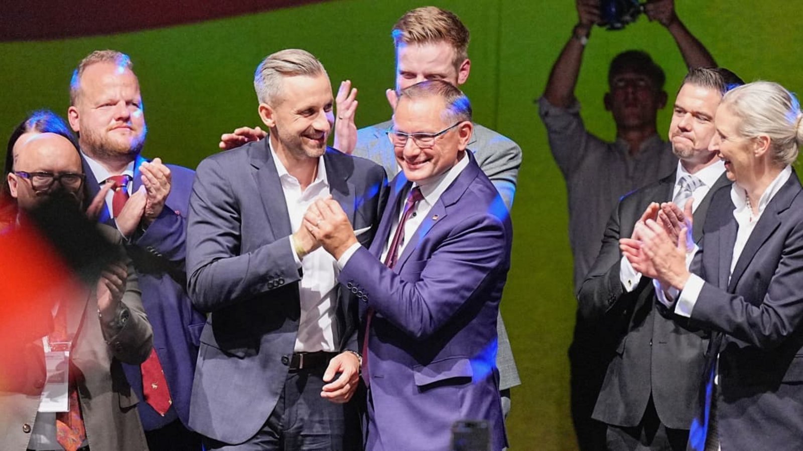 Ulrich Siegmund (Mitte l, AfD), Spitzenkandidat und Co-Vorsitzender der AfD-Landtagsfraktion Sachsen-Anhalt, Tino Chrupalla (Mitte r, AfD), Bundesvorsitzender und Co-Vorsitzender der AfD-Bundestagsfraktion, und Alice Weidel (r, AfD), Bundesvorsitzende und Co-Vorsitzende der AfD-Bundestagsfraktion, stehen bei der Wahlparty der AfD im Alten Theater auf der Bühne.Michael Kappeler/dpa Ulrich Siegmund (Mitte l, AfD), Spitzenkandidat und Co-Vorsitzender der AfD-Landtagsfraktion Sachsen-Anhalt, Tino Chrupalla (Mitte r, AfD), Bundesvorsitzender und Co-Vorsitzender der AfD-Bundestagsfraktion, und Alice Weidel (r, AfD), Bundesvorsitzende und Co-Vorsitzende der AfD-Bundestagsfraktion, stehen bei der Wahlparty der AfD im Alten Theater auf der Bühne.Michael Kappeler/dpa
