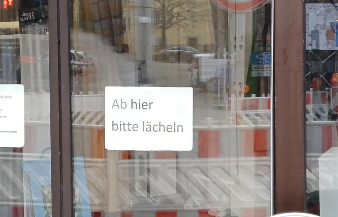 Dieses Schild an der Eingangstür eines Ladengeschäfts in Hochdorf wirkt sogar, wenn man es im Vorbeigehen anguckt.  <span class='image-autor'>Foto: Rücker</span>