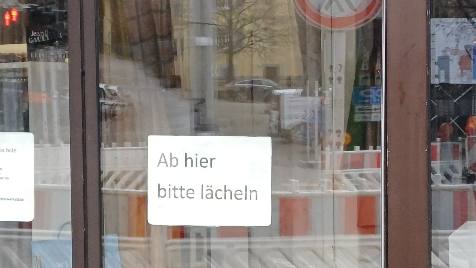 Dieses Schild an der Eingangstür eines Ladengeschäfts in Hochdorf wirkt sogar, wenn man es im Vorbeigehen anguckt.  Foto: Rücker