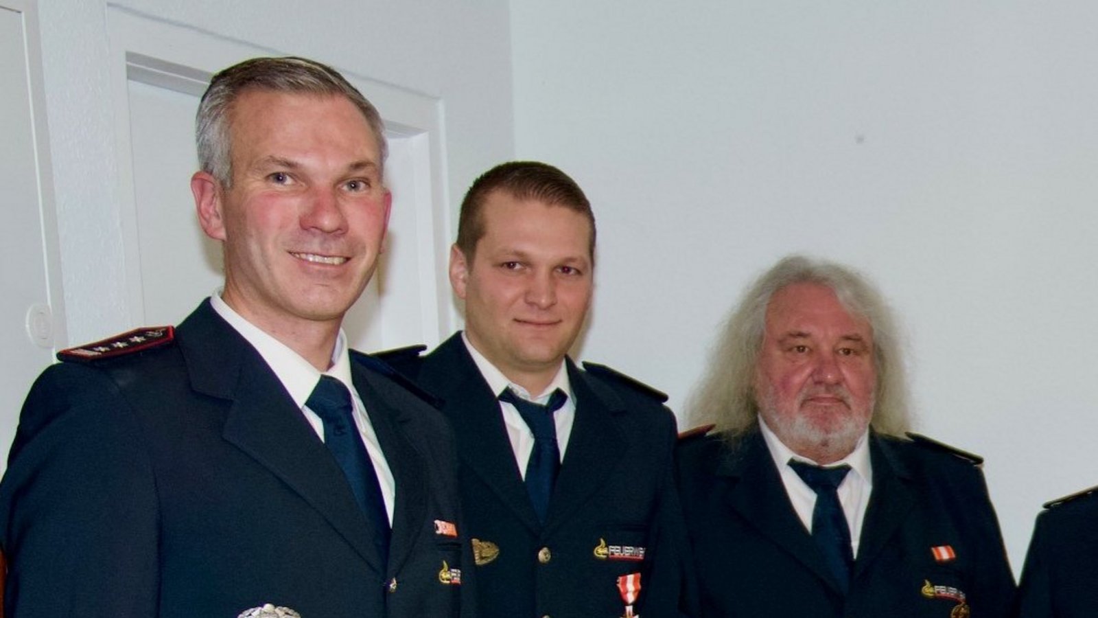 Ausgezeichnetes Engagement bei der Freiwilligen Feuerwehr Oberriexingen: Kommandant Tobias Grieble (von links) mit den Geehrten Lukas Schray, Michael Brett, Dieter Öhler und Martin Schray, seinem Stellvertreter Markus Müller, Bürgermeister Ron Keller und dem stellvertretenden Kreisbrandmeister Thomas Korz. Foto: Gergen