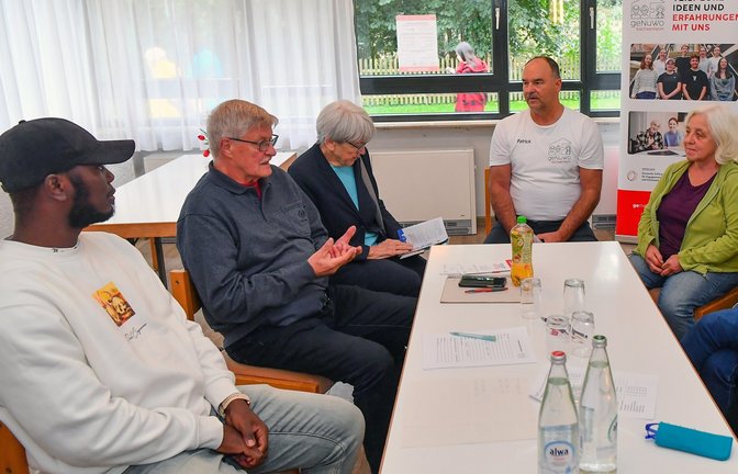 Patrick Schneider (Mitte) moderiert den Erfahrungsaustausch beim Projekt Gemeinsame Nutzung von Wohnraum zur Förderung des gesellschaftlichen Zusammenlebens (GeNuWo).  <span class='image-autor'>Foto: Martin Kalb</span>