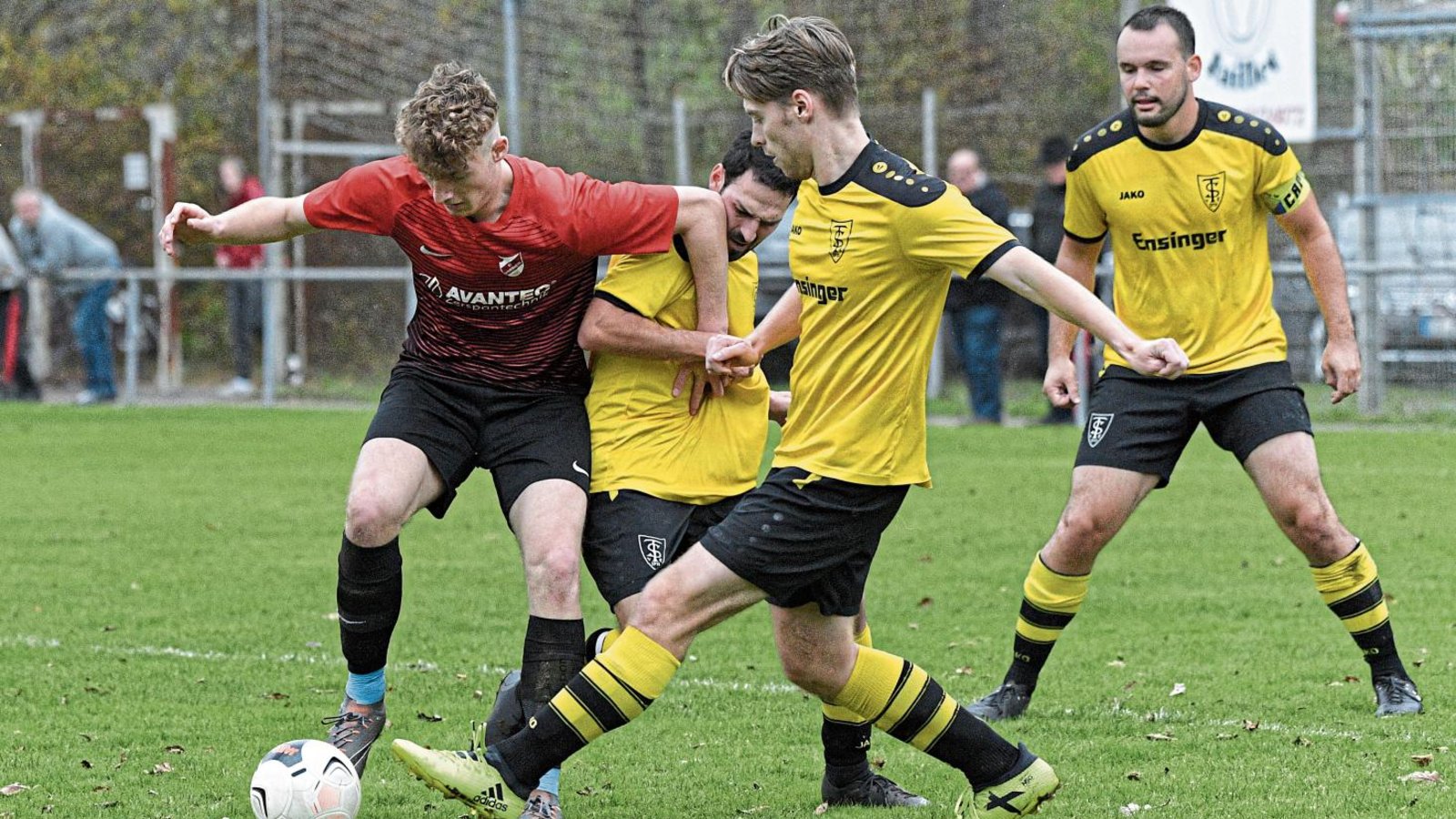 Auch wenn der SV Horrheim (links Joshua Krone) schon wieder ins Fußballtraining eingestiegen ist, wird voller Körpereinsatz noch längere Zeit Wunschdenken bleiben. Foto: Leitner Auch wenn der SV Horrheim (links Joshua Krone) schon wieder ins Fußballtraining eingestiegen ist, wird voller Körpereinsatz noch längere Zeit Wunschdenken bleiben. Foto: Leitner