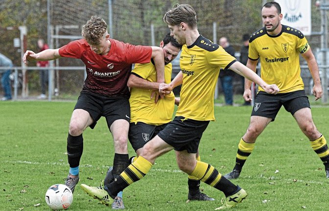 Auch wenn der SV Horrheim (links Joshua Krone) schon wieder ins Fußballtraining eingestiegen ist, wird voller Körpereinsatz noch längere Zeit Wunschdenken bleiben. Foto: Leitner