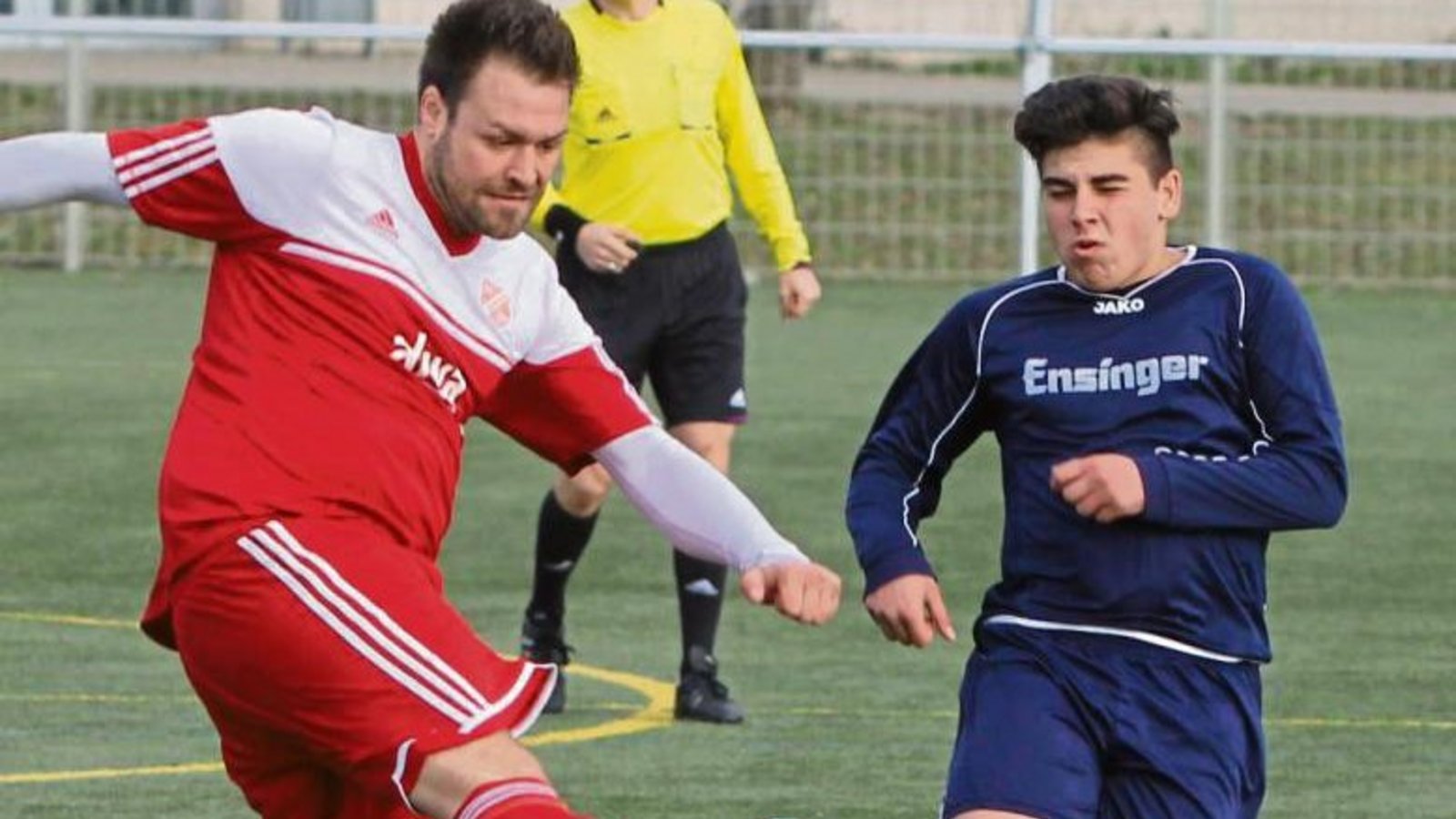 Marvin Lorch (links) hat schon vor dem Spiel gegen Vaihingen (rechts VfB-Akteur Ahmed Ciftci) einen Schlag auf den Knöchel bekommen. Darum wird er am Sonntag pausieren. Foto: Nachreiner Marvin Lorch (links) hat schon vor dem Spiel gegen Vaihingen (rechts VfB-Akteur Ahmed Ciftci) einen Schlag auf den Knöchel bekommen. Darum wird er am Sonntag pausieren. Foto: Nachreiner
