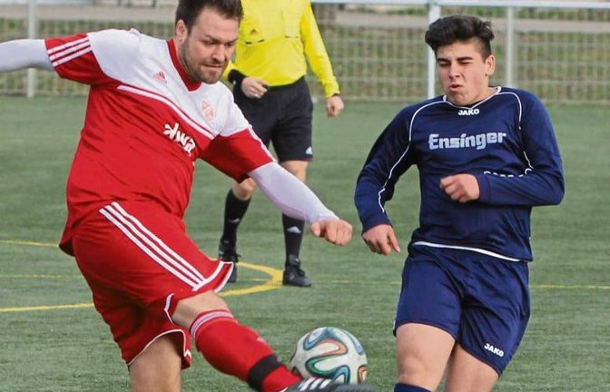 Marvin Lorch (links) hat schon vor dem Spiel gegen Vaihingen (rechts VfB-Akteur Ahmed Ciftci) einen Schlag auf den Knöchel bekommen. Darum wird er am Sonntag pausieren.  Foto: Nachreiner