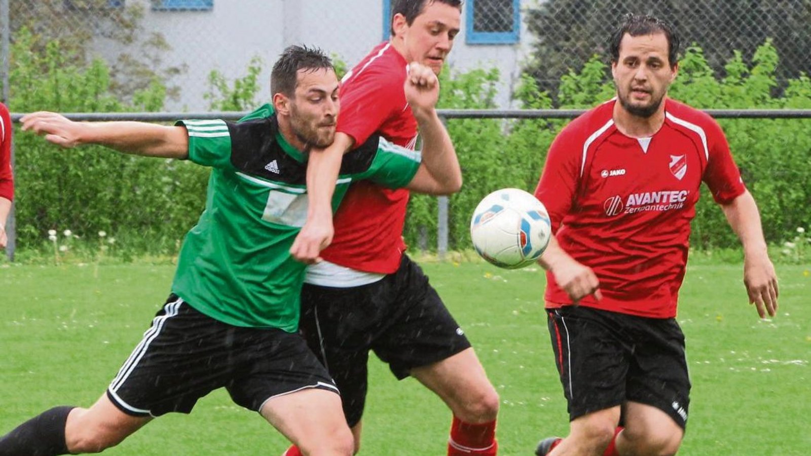 Simon Kiefer (rechts) beobachtet, wie sein Mannschaftskapitän Jan Maier den Kleinglattbacher Johannes Gutjahr niederhält. Doch aller Einsatz in der ersten Spielhälfte war umsonst – am Ende mussten sich die Horrheimer mit 1:4 geschlagen geben. Foto: Küpper Simon Kiefer (rechts) beobachtet, wie sein Mannschaftskapitän Jan Maier den Kleinglattbacher Johannes Gutjahr niederhält. Doch aller Einsatz in der ersten Spielhälfte war umsonst – am Ende mussten sich die Horrheimer mit 1:4 geschlagen geben. Foto: Küpper