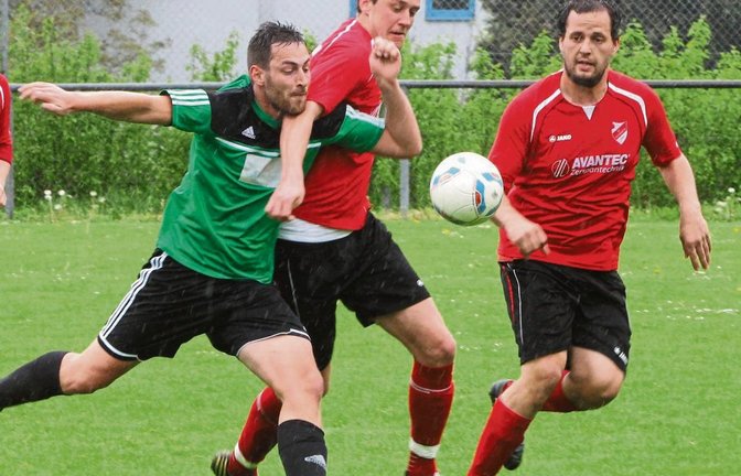 Simon Kiefer (rechts) beobachtet, wie sein Mannschaftskapitän Jan Maier den Kleinglattbacher Johannes Gutjahr niederhält. Doch aller Einsatz in der ersten Spielhälfte war umsonst – am Ende mussten sich die Horrheimer mit 1:4 geschlagen geben. Foto: Küpper