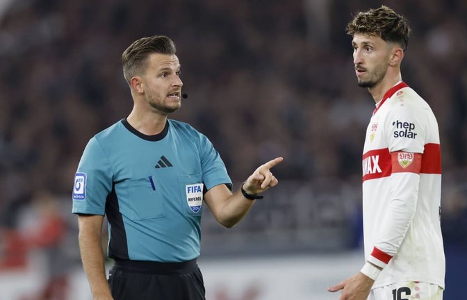 Schiedsrichter Daniel Schlager und VfB-Kapitän Atakan Karazor im Zweitrunden-Spiel des VfB gegen den 1. FC Kaiserslautern im Oktober 2024<span class='image-autor'>IMAGO/HMB-Media</span>