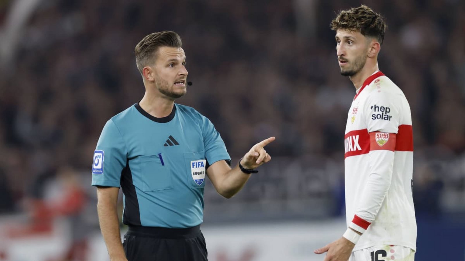 Schiedsrichter Daniel Schlager und VfB-Kapitän Atakan Karazor im Zweitrunden-Spiel des VfB gegen den 1. FC Kaiserslautern im Oktober 2024IMAGO/HMB-Media Schiedsrichter Daniel Schlager und VfB-Kapitän Atakan Karazor im Zweitrunden-Spiel des VfB gegen den 1. FC Kaiserslautern im Oktober 2024IMAGO/HMB-Media