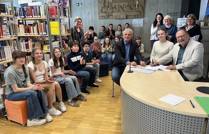Gute Stimmung bei der Unterzeichnung: Das Lichtenstern-Gymnasium (rechts Schulleiter Helmut Dinkel) geht mit der Stadtbücherei eine Bildungspartnerschaft ein. Das freut auch Bürgermeister Holger Albrich (links am Tisch). <span class='image-autor'>Foto: Glemser</span>
