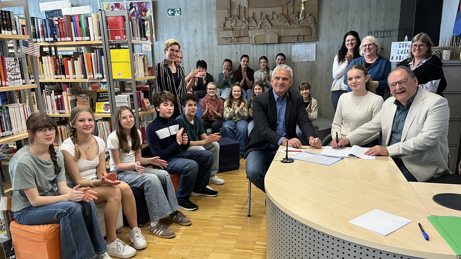 Gute Stimmung bei der Unterzeichnung: Das Lichtenstern-Gymnasium (rechts Schulleiter Helmut Dinkel) geht mit der Stadtbücherei eine Bildungspartnerschaft ein. Das freut auch Bürgermeister Holger Albrich (links am Tisch). Foto: Glemser