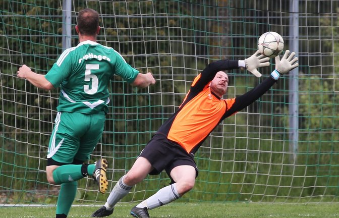 Viele solcher Paraden hat Marco Euchenhofer (rechts) während seiner langen Karriere im Trikot der Iptinger gezeigt. <span class='image-autor'>Foto: Küppers</span>