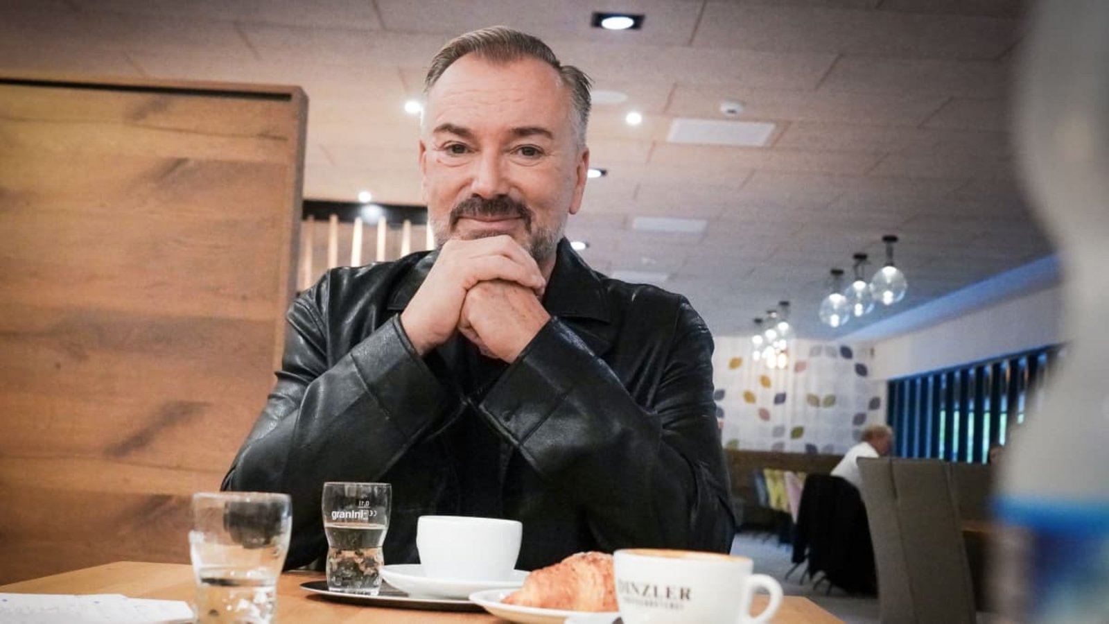 Uwe Kröger kehrt 2027 für einige Auftritte im Pop-Musical „&amp; Julia“ nach Stuttgart zurück. In der Pressehaus-Cafeteria schwärmt er&nbsp; von der positiven Botschaft des Stücks.Lichtgut/Ferdinando Iannone