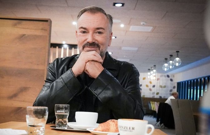 Uwe Kröger kehrt 2027 für einige Auftritte im Pop-Musical „&amp; Julia“ nach Stuttgart zurück. In der Pressehaus-Cafeteria schwärmt er&nbsp; von der positiven Botschaft des Stücks.<span class='image-autor'>Lichtgut/Ferdinando Iannone</span>