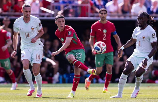 In allen sechs WM-Spielen stand Bilal El Khannouss (3. v. re.) für Marokko in der Startelf - gegen Frankreich kam im Viertelfinale das Aus.<span class='image-autor'>IMAGO/Victor Monteiro</span>