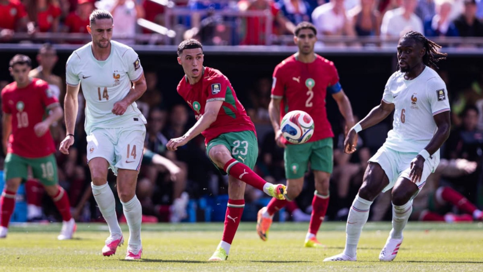 In allen sechs WM-Spielen stand Bilal El Khannouss (3. v. re.) für Marokko in der Startelf - gegen Frankreich kam im Viertelfinale das Aus.IMAGO/Victor Monteiro In allen sechs WM-Spielen stand Bilal El Khannouss (3. v. re.) für Marokko in der Startelf - gegen Frankreich kam im Viertelfinale das Aus.IMAGO/Victor Monteiro