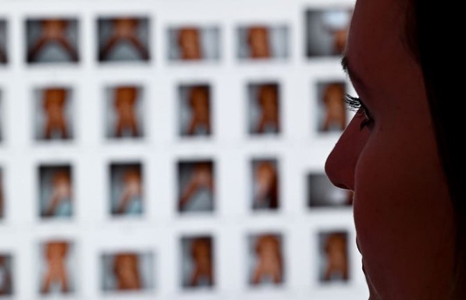 Staatsanwältin Julia Bussweiler, Bereich Kinderpornographie und sexueller Missbrauch von Kindern, sitzt in ihrem Büro in der Zentralstelle zur Bekämpfung der Internet- und Computerkriminalität (ZIT) vor einem Monitor mit Fotos.<span class='image-autor'>Arne Dedert/dpa</span>
