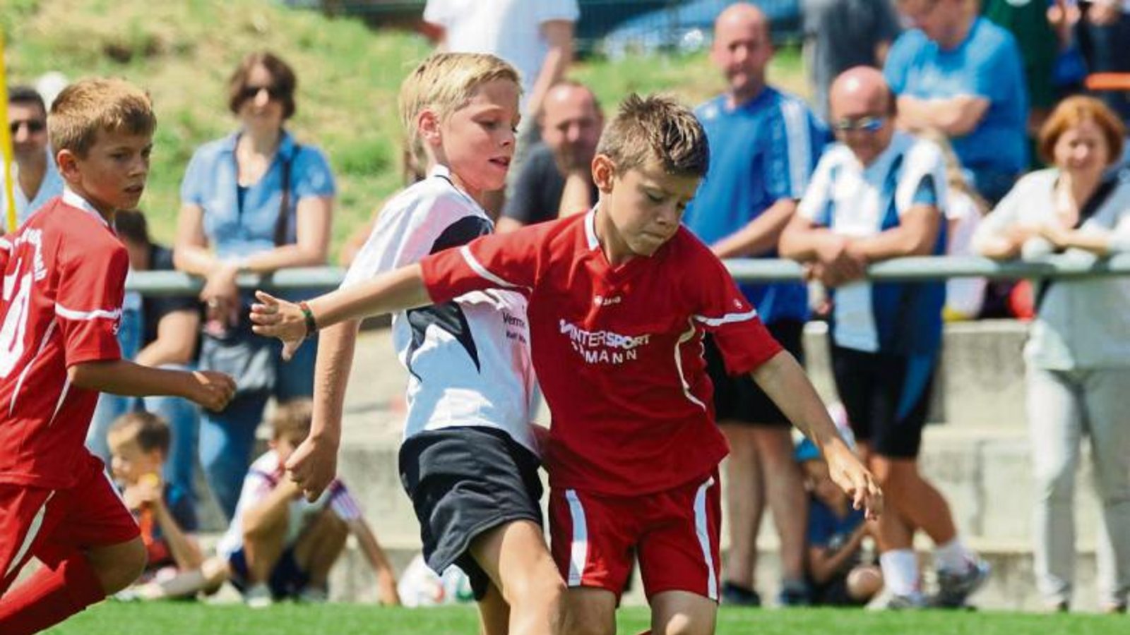 Kaum ein Durchkommen für die F-Junioren der SG Iptingen/Großglattbach (rechts) gegen die SKV Rutesheim. Im Halbfinale hieß es 1:3 gegen die Kicker vom Zwergberg. Foto: Fotomoment Kaum ein Durchkommen für die F-Junioren der SG Iptingen/Großglattbach (rechts) gegen die SKV Rutesheim. Im Halbfinale hieß es 1:3 gegen die Kicker vom Zwergberg. Foto: Fotomoment