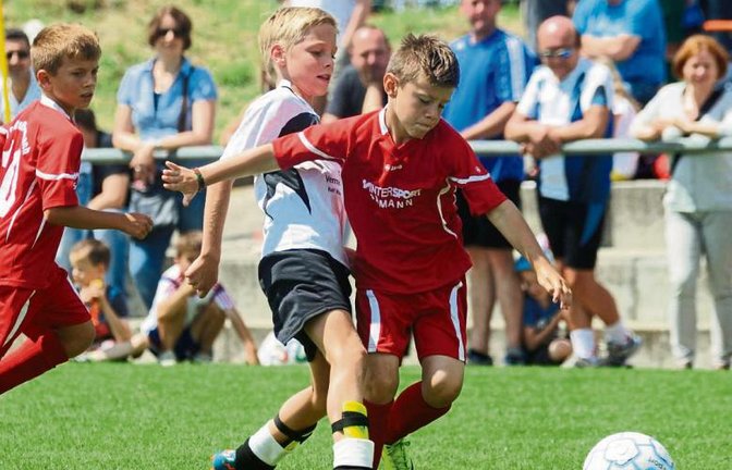Kaum ein Durchkommen für die F-Junioren der SG Iptingen/Großglattbach (rechts) gegen die SKV Rutesheim. Im Halbfinale hieß es 1:3 gegen die Kicker vom Zwergberg. Foto: Fotomoment