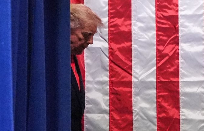 US-Präsident Donald Trump trifft in Wasilla, Alaska, zu einer Wahlkampfveranstaltung im Curtis D. Menard Memorial Sports Center ein.<span class='image-autor'>Alex Brandon/AP/dpa</span>