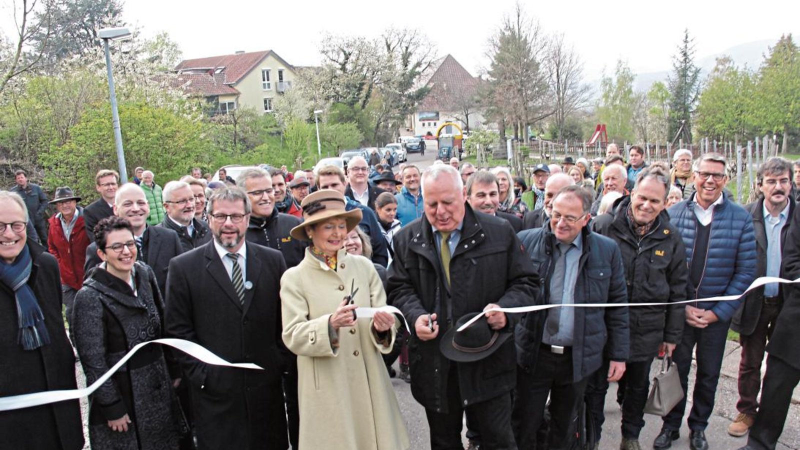 Staatssekretärin Friedlinde Gurr-Hirsch und der scheidende Bürgermeister Horst Fiedler durchschnitten das Band für die feierliche Eröffnung des Weitblickweges an der Hohenhaslacher Kelter. Rechts daneben Reinhard Baumgärtner, der Vorsitzende des Weiblickweg-Vereins. Foto: Banholzer Staatssekretärin Friedlinde Gurr-Hirsch und der scheidende Bürgermeister Horst Fiedler durchschnitten das Band für die feierliche Eröffnung des Weitblickweges an der Hohenhaslacher Kelter. Rechts daneben Reinhard Baumgärtner, der Vorsitzende des Weiblickweg-Vereins. Foto: Banholzer