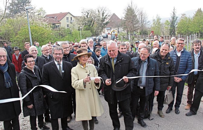 Staatssekretärin Friedlinde Gurr-Hirsch und der scheidende Bürgermeister Horst Fiedler durchschnitten das Band für die feierliche Eröffnung des Weitblickweges an der Hohenhaslacher Kelter. Rechts daneben Reinhard Baumgärtner, der Vorsitzende des Weiblickweg-Vereins.  Foto: Banholzer