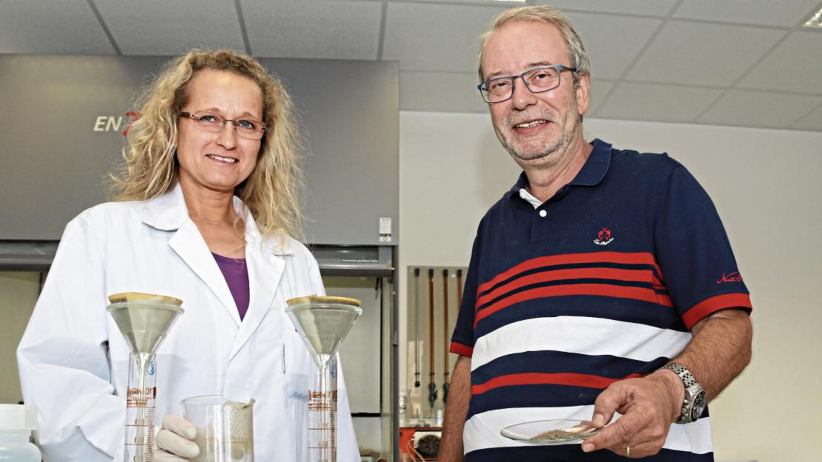 Laborleiterin Sabine Weber und Ulrich Geltz machen aus Gülle unter anderem Phosphorpulver. Foto: Bögel Laborleiterin Sabine Weber und Ulrich Geltz machen aus Gülle unter anderem Phosphorpulver. Foto: Bögel