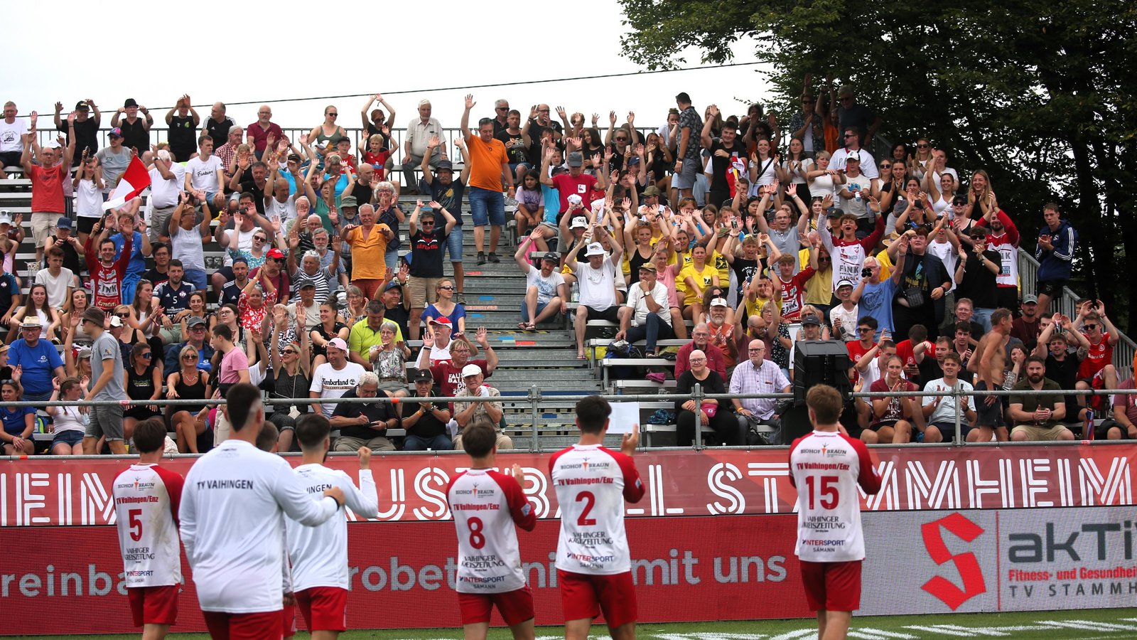 Ein Mal ist den Vaihinger Faustballern der Jubel mit den Fans und La Ola vergönnt. Am Samstag schlagen sie im Viertelfinale die Berliner TS klar mit 3:0. Fotos: Küppers