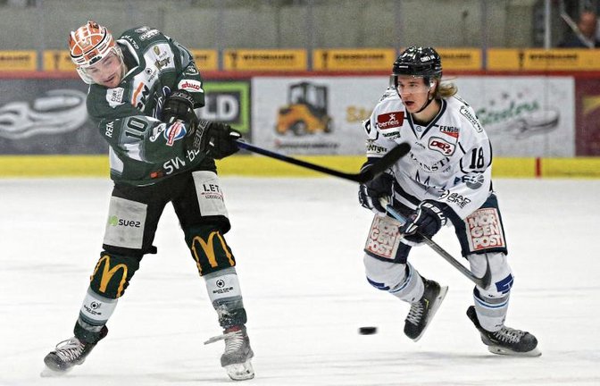 Norman Hauner zieht unter Zeitnot am Ende des ersten Drittels gegen Dresden von der Mittellinie ab, und der Puck schlägt ein. Foto: Baumann