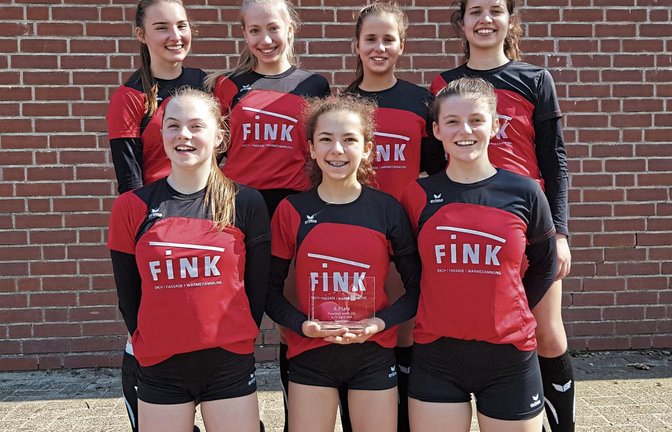 Lediglich drei der sieben U-16-Faustballerinnen des TV Vaihingen – (hinten von links) Lea Schmidt, Lena Schiller, Eva Winkler und Isabel Grau sowie (vorne von links) Ricarda Stübbe, Leoni Modenese und Klara Kilpper – spielen regulär in dieser Altersklasse. Die anderen sind auch noch in der U 14 spielberechtigt. Foto: privat