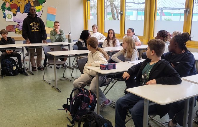 Bei der Vorstellungsrunde erzählen die nigerianischen Gäste auf Englisch aus ihrer Heimat.  <span class='image-autor'>Foto: p</span>