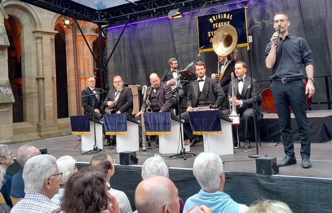Der künstlerische Leiter der Klosterkonzerte, Sebastian Eberhardt, begrüßt bei jedem Konzert die Gäste und stellt die Ensembles vor.  <span class='image-autor'>Foto: Filitz</span>
