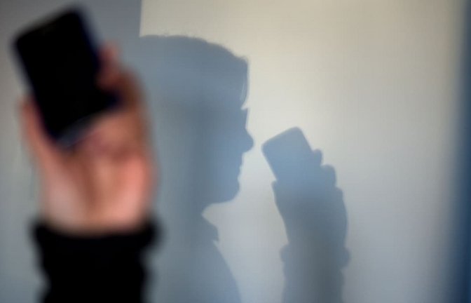 Das Ehepaar verlor durch die Telefonbetrugsmasche Gegenstände im Wert von 100.000 Euro. (Symbolbild)<span class='image-autor'>Arno Burgi/dpa</span>