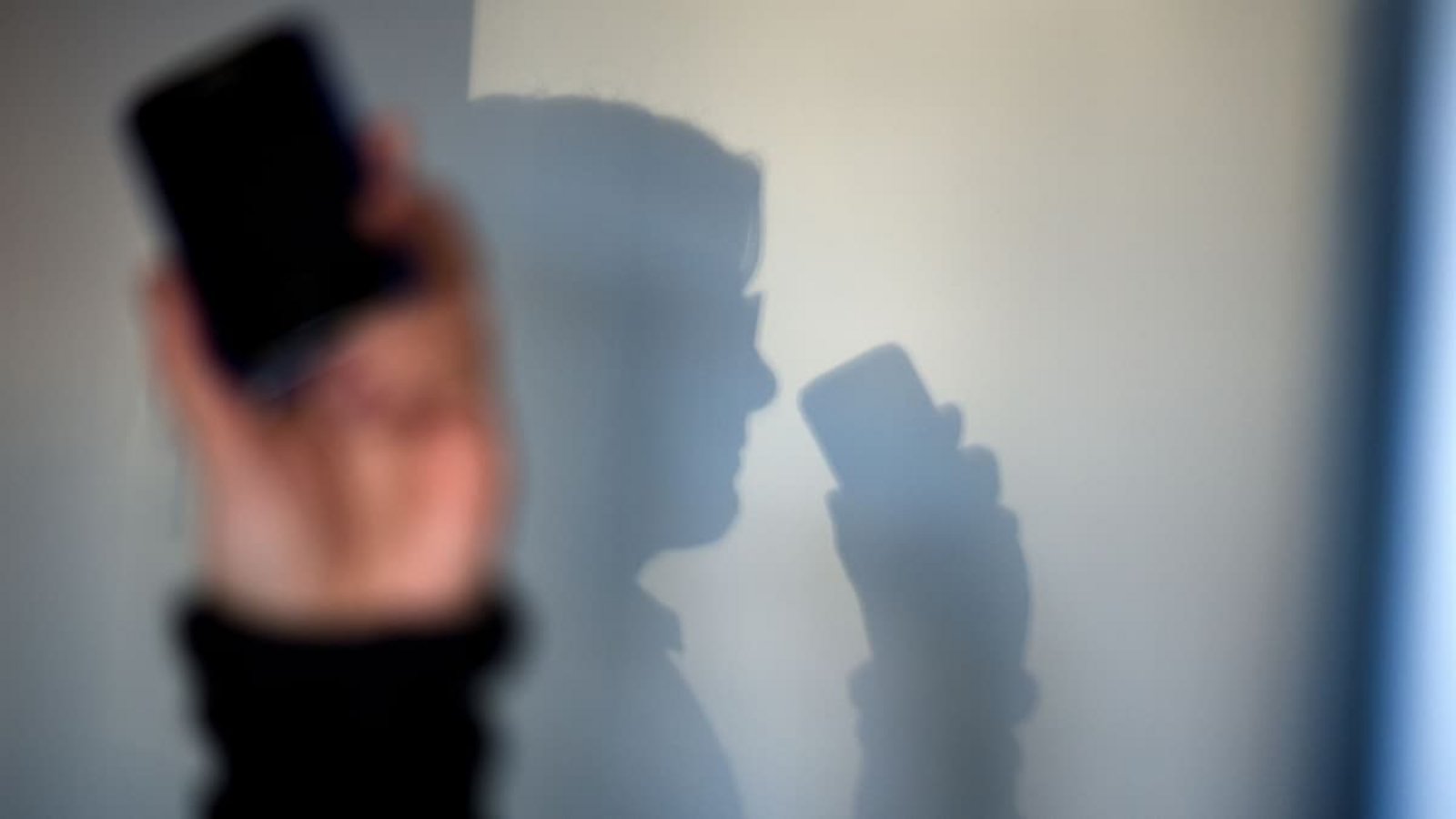 Das Ehepaar verlor durch die Telefonbetrugsmasche Gegenstände im Wert von 100.000 Euro. (Symbolbild)Arno Burgi/dpa Das Ehepaar verlor durch die Telefonbetrugsmasche Gegenstände im Wert von 100.000 Euro. (Symbolbild)Arno Burgi/dpa