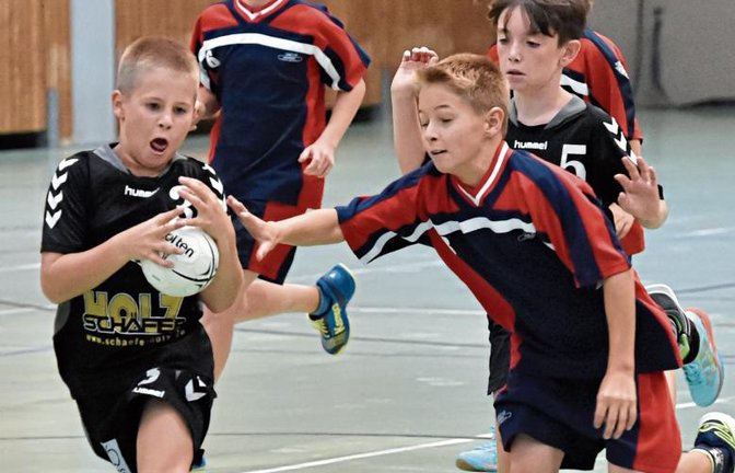 Adrian Elsenhans (rechts) hat in der Winterrunde für die E-Jugend des HCME nach dem Ball gegriffen. Beim Alwa-Cup messen am Wochenende neu ausgerichtete Teams ihre Kräfte. Foto: Leitner