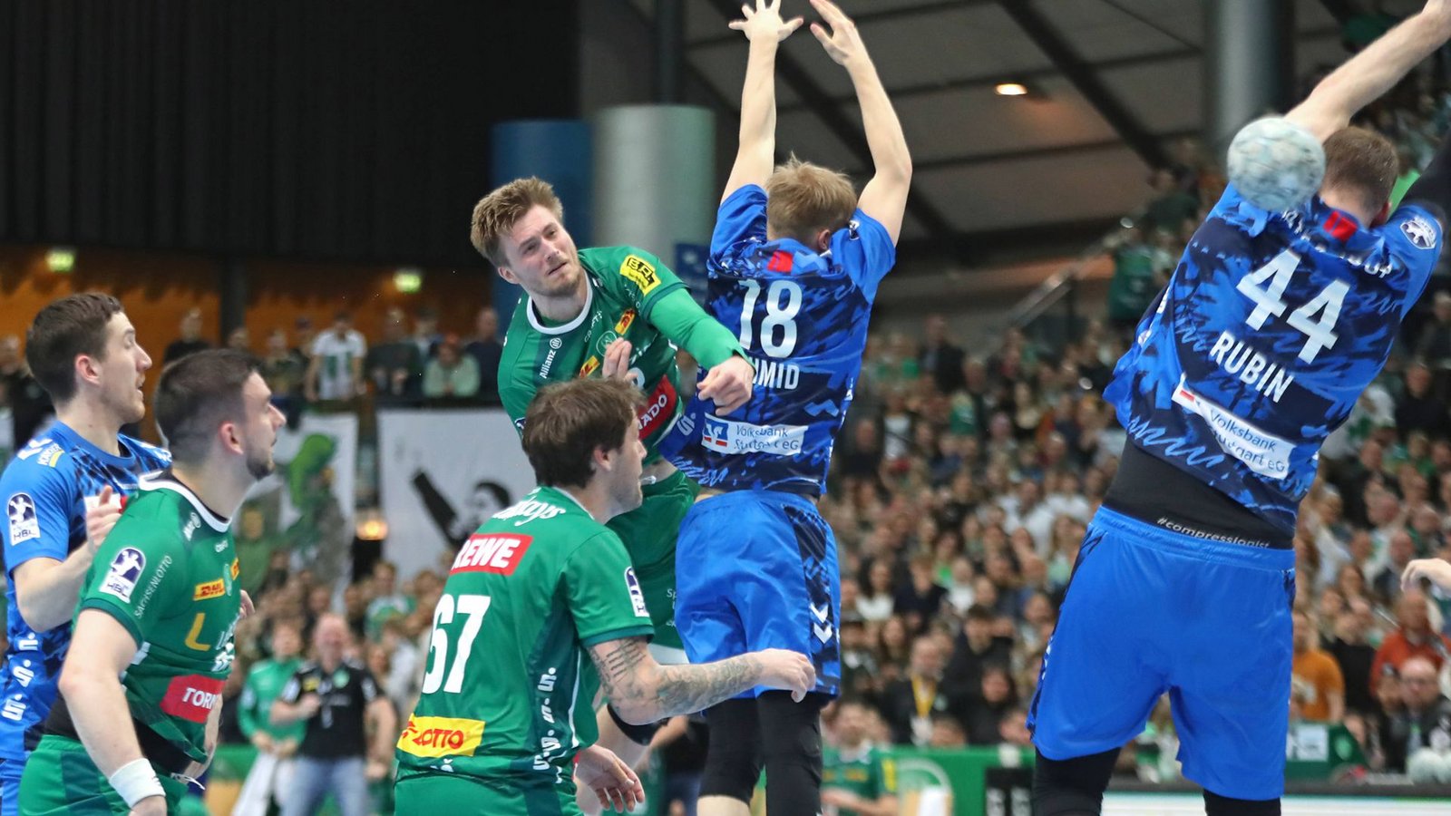 Leipzigs bester Werfer Franz Semper brachte den letzten Wurf nicht im TVB-Gehäuse unter.Foto: IMAGO/Beautiful Sports